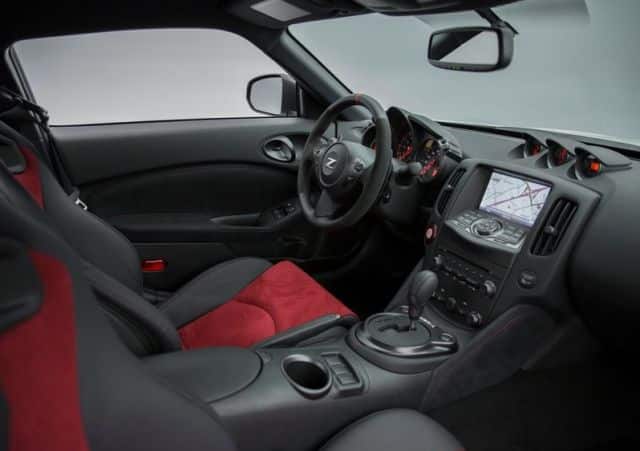 Nissan 370Z NISMO kokpit ve gösterge paneli
