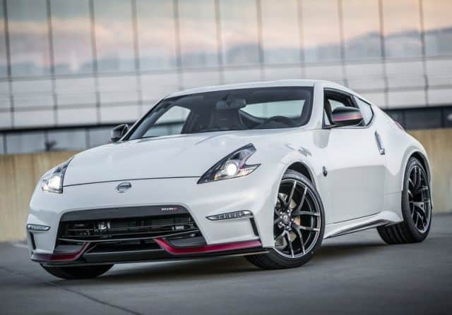 Beyaz Nissan 370Z NISMO ön görünüm