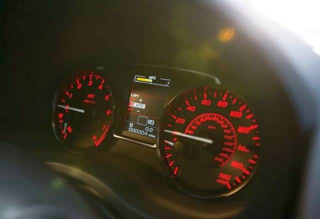 2015 Subaru WRX STI gösterge paneli ve direksiyonu