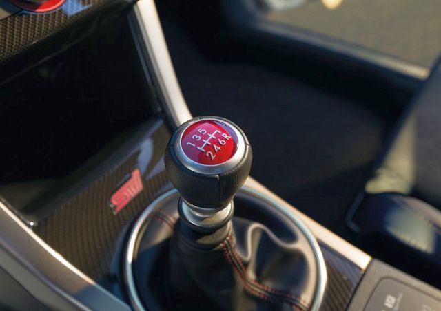 2015 Subaru WRX STI altı ileri manuel vites topuzu