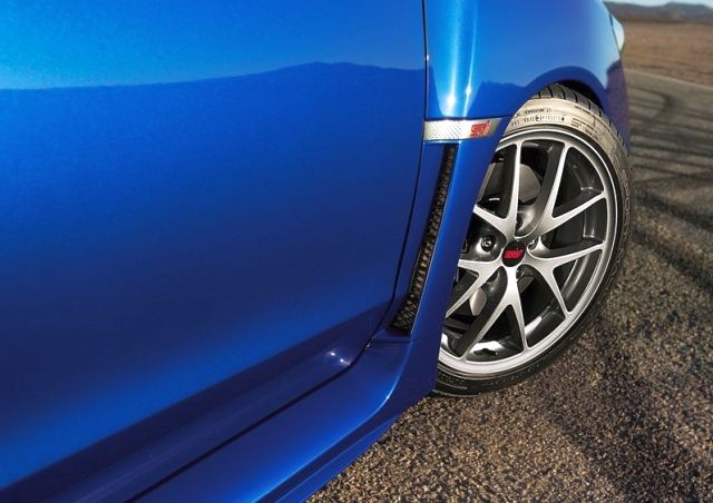 2015 Subaru WRX STI jantı ve STI logosu