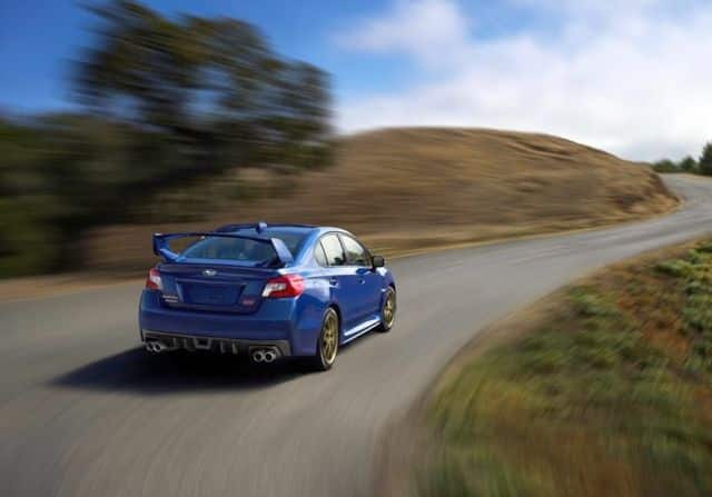 2015 Subaru WRX STI arka üç çeyrek görünümü