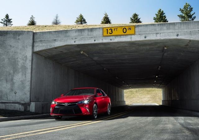 Toyota Camry arka üç çeyrek görünümü