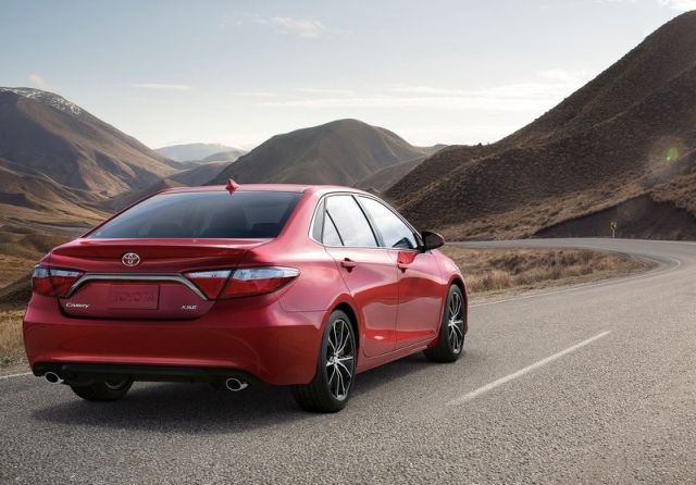 Toyota Camry arka görünümü