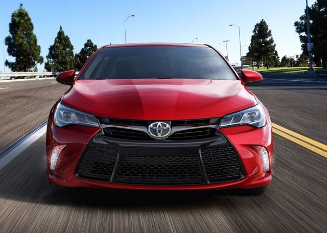 2015 Toyota Camry yan profil görünümü