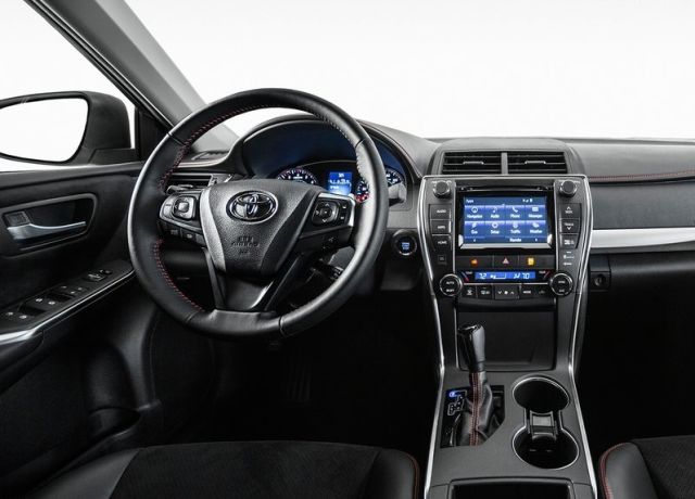 Toyota Camry kokpit görünümü