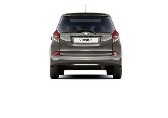 Toyota Verso-S arka görünüm ve LED stoplar