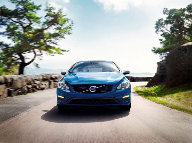 Volvo V60 Plug-in Hybrid R-Design önden görünüm