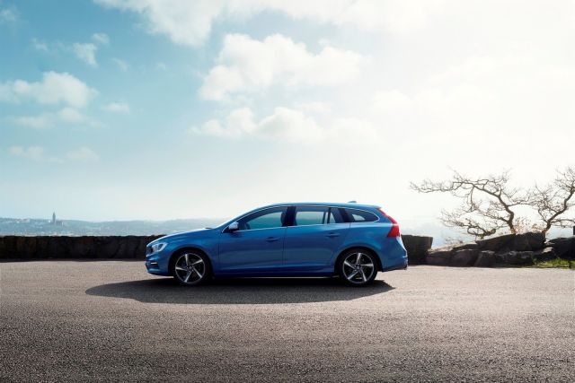 2015 Volvo V60 Plug-in Hybrid R-Design yan profili