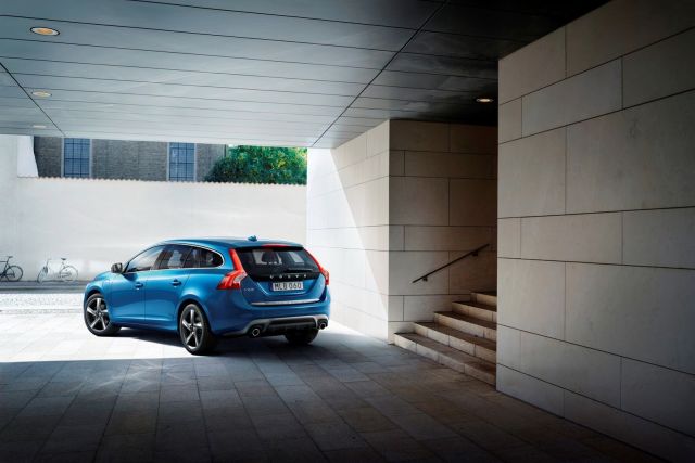 2015 Volvo V60 Plug In Hybrid R Design otomobil arşiv görseli