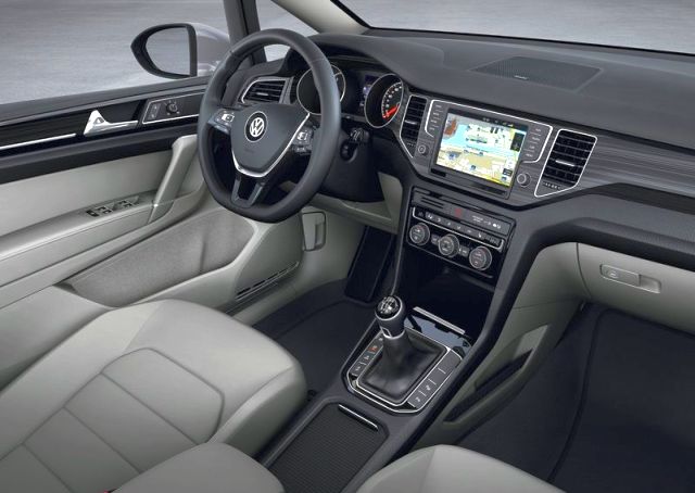 Golf Sportsvan direksiyon gösterge paneli ve orta konsol