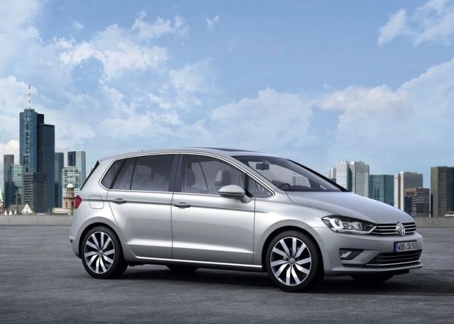 Gümüş Golf Sportsvan şehir fonunda önden üç çeyrek görünüm