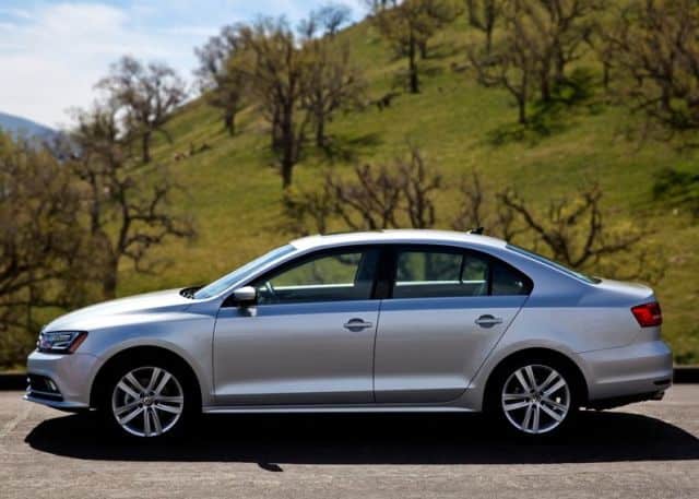 2015 Volkswagen Jetta ön üç çeyrek görünümü