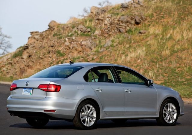 Volkswagen Jetta arka üç çeyrek görünümü