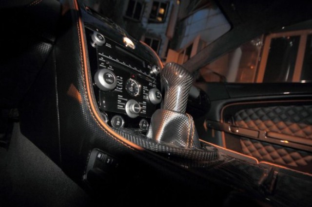 Aston Martin DBS karbon ayrıntılı gösterge paneli