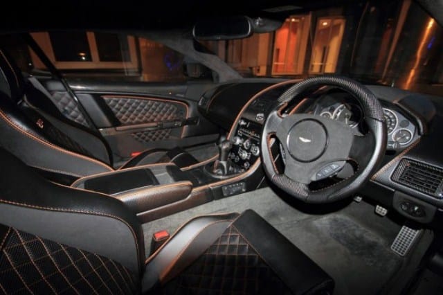Aston Martin DBS Superior Black Edition iç mekân
