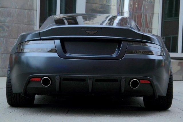 Aston Martin DBS Superior Black Edition arka görünüm