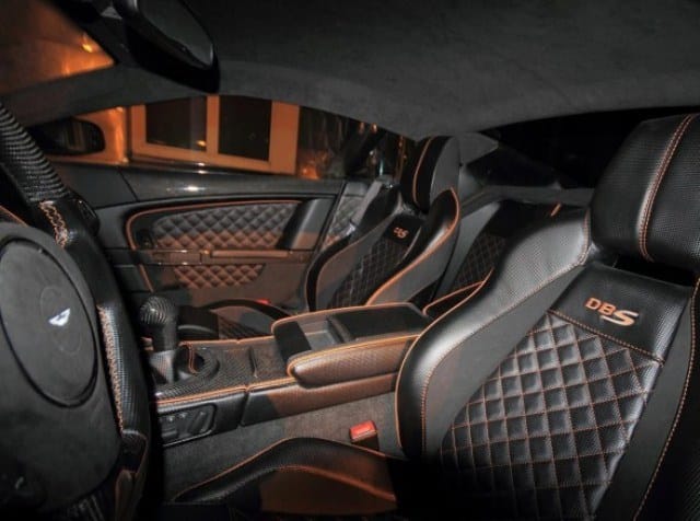 Aston Martin DBS siyah koltuklar ve kırmızı dikişler