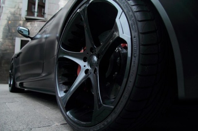 Aston Martin DBS 21 inç siyah jant ve kırmızı fren kaliperi