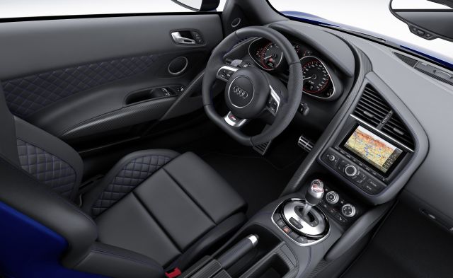 R8 LMX kokpit ve direksiyon görünümü