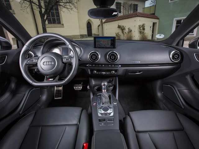 Audi S3 Sedan siyah kabin ve ön konsol