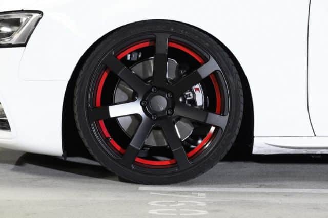 Beyaz Audi S5 Coupe Senner jant ve yan profil görünümü