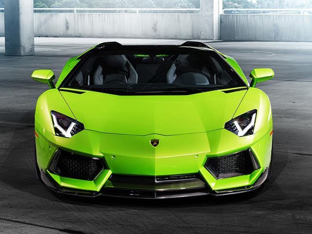 Aventador V Roadster yan profil ve siyah jantlar