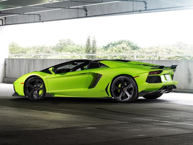 Aventador The Hulk arka üç çeyrek görünüm