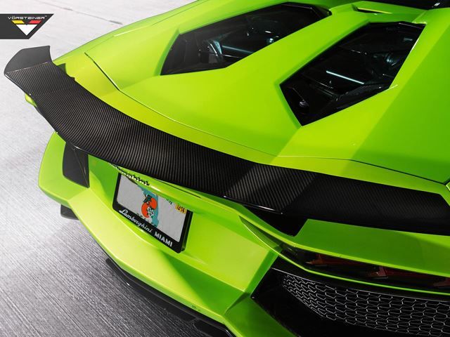 Yeşil Lamborghini Aventador Roadster yandan görünüm