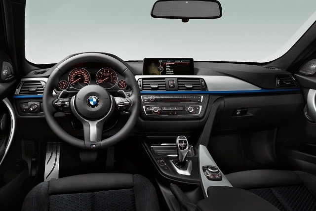 BMW 3 Serisi M Sport kokpit ve mavi iç kaplama ayrıntısı