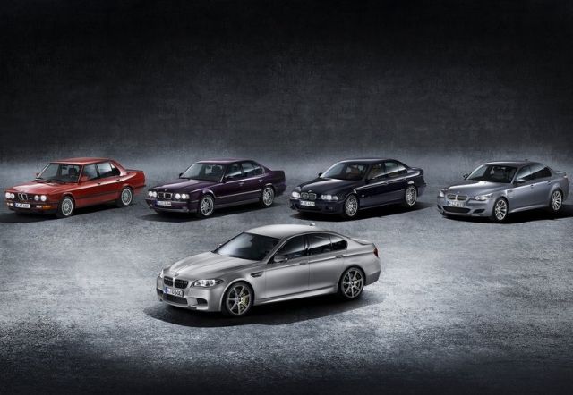 BMW M5 30 Jahre önden üç çeyrek görünüm
