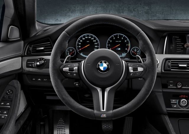 30 Jahre M5 Alcantara kaplı direksiyon