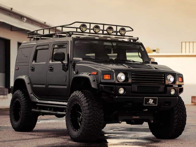 Hummer H2 Project Magnum mat siyah gövde ve yükseltilmiş süspansiyon