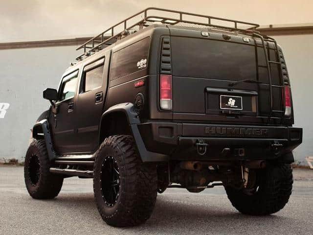 SR Auto Hummer H2 arka görünüm ve geniş arazi lastikleri