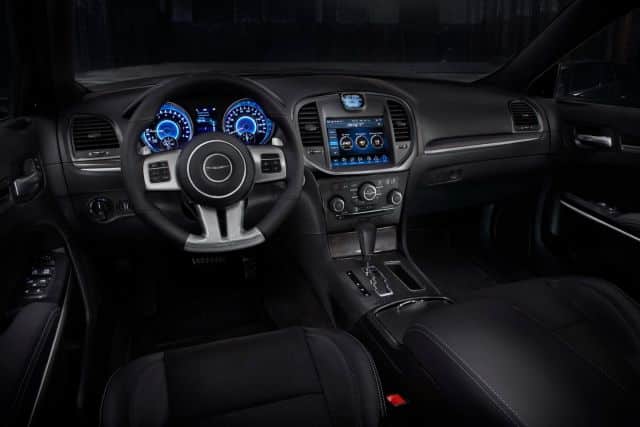Chrysler 300 SRT8 kokpiti direksiyon simidi ve multimedya ekranı