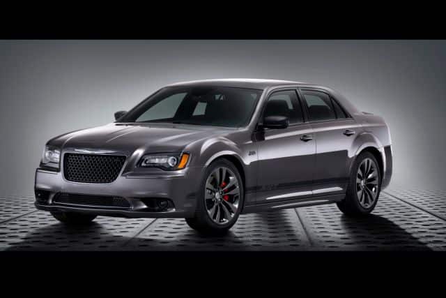 2012 Chrysler 300 SRT8 ön tasarımı ve 20 inç jantları