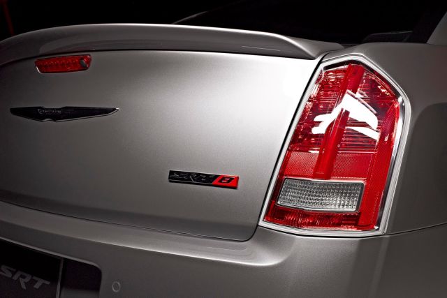 Chrysler 300 SRT8 bagaj kapağı rozeti