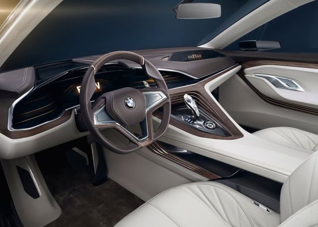 BMW Vision Future Luxury dijital kokpiti ve açık renk koltukları