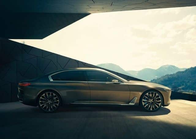 BMW Vision konsept otomobilinin dış mekânda yan görünümü
