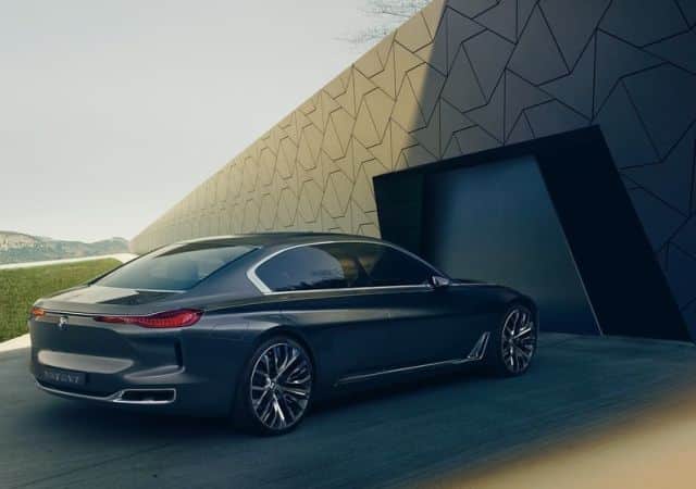 BMW konseptinin arka üç çeyrek dış mekân görünümü