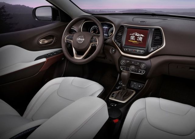 Jeep Cherokee Sageland gösterge paneli ve iç mekanı