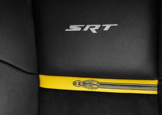 Yellow Jacket grafiklerine sahip Dodge Challenger