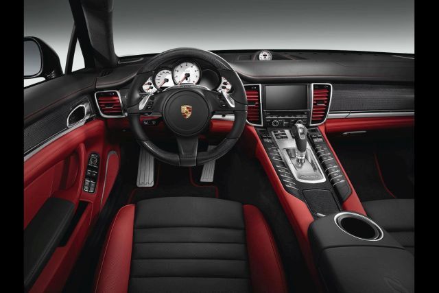 Jet Black Metallic Panamera Turbo S arka üç çeyrek görünüm