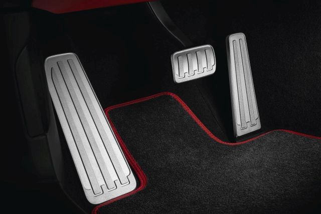Porsche Exclusive Panamera Turbo S kırmızı siyah kabin