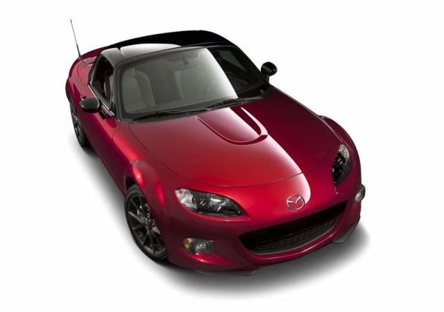 Mazda MX-5 25th Anniversary siyah açılır sert tavan ve Soul Red gövde