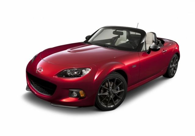 Mazda MX-5 25th Anniversary açık tavanlı ön üç çeyrek görünüm