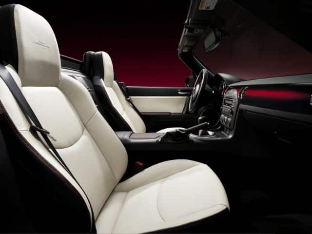 Mazda MX-5 25th Anniversary Almond deri koltuklar ve kırmızı dekor paneli