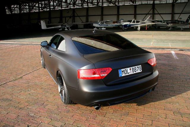 Mat siyah Audi A5 Coupe arka üç çeyrek görünüm
