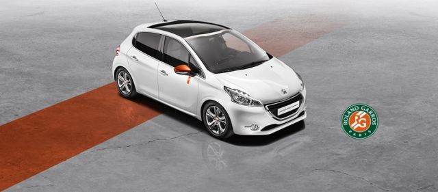 Beyaz Peugeot 208 Roland Garros ve Roland Garros Paris logosu