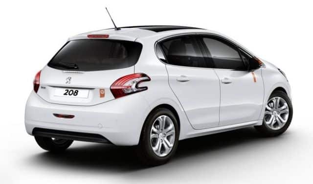 Beyaz Peugeot 208 Roland Garros arka üç çeyrek görünümü